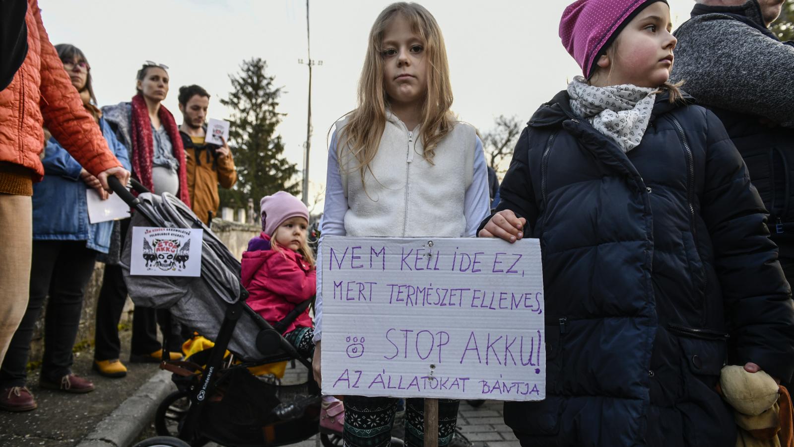 Tiltakozók Sóskúton. A helyi képviselőknek is üzennek a mai ülésre