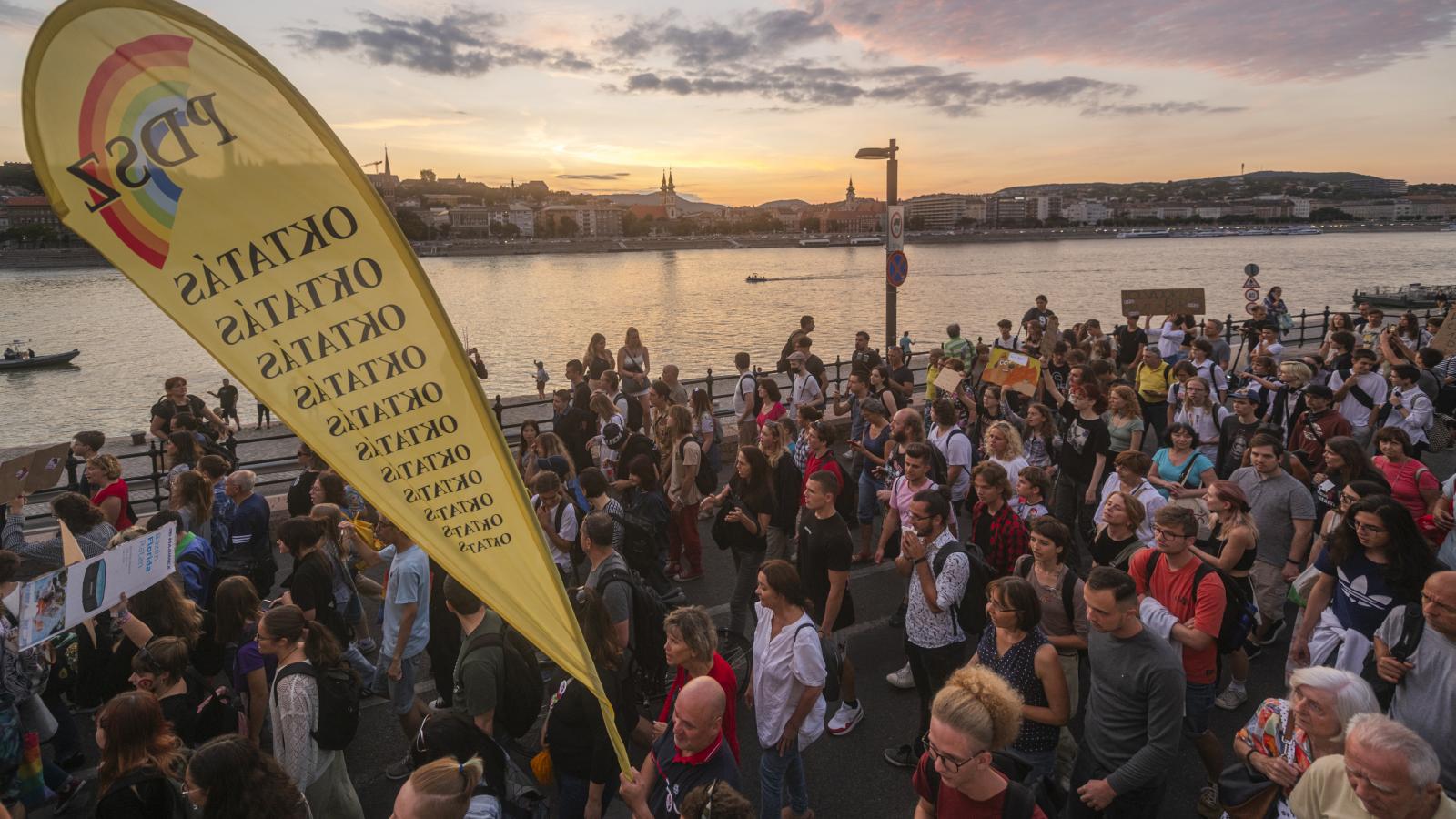 Máshogy számolnak. Az érdekvédők adatai szerint a fizetések továbbra sem érik el azokat az átlagokat, amelyeket a kormány közölt