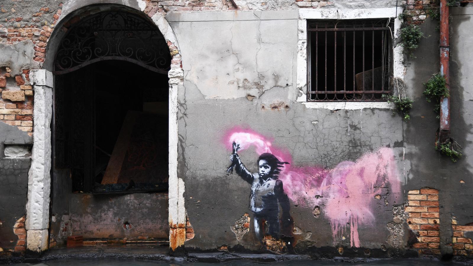 Banksy migráns gyermeket ábrázoló alkotása 2019-ben Velencében a novemberi dagály idején