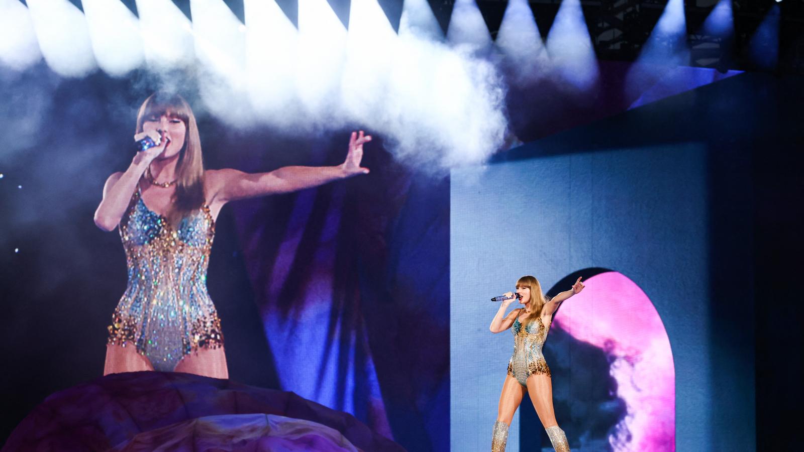 Taylor Swift amerikai énekesnő fellép a színpadon Eras World Tour című koncertjén Sydneyben 2024. február 23-án.