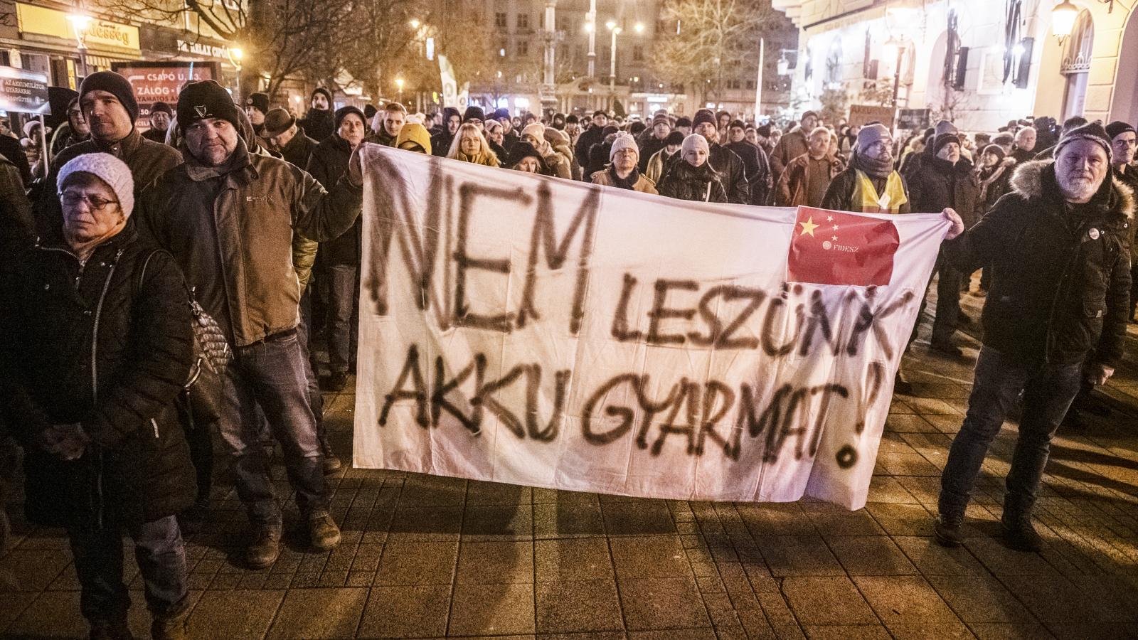 Több mint egy évvel ezelőtti tüntetés Debrecenben. Attól tartanak, ami a gyáron belül történik majd