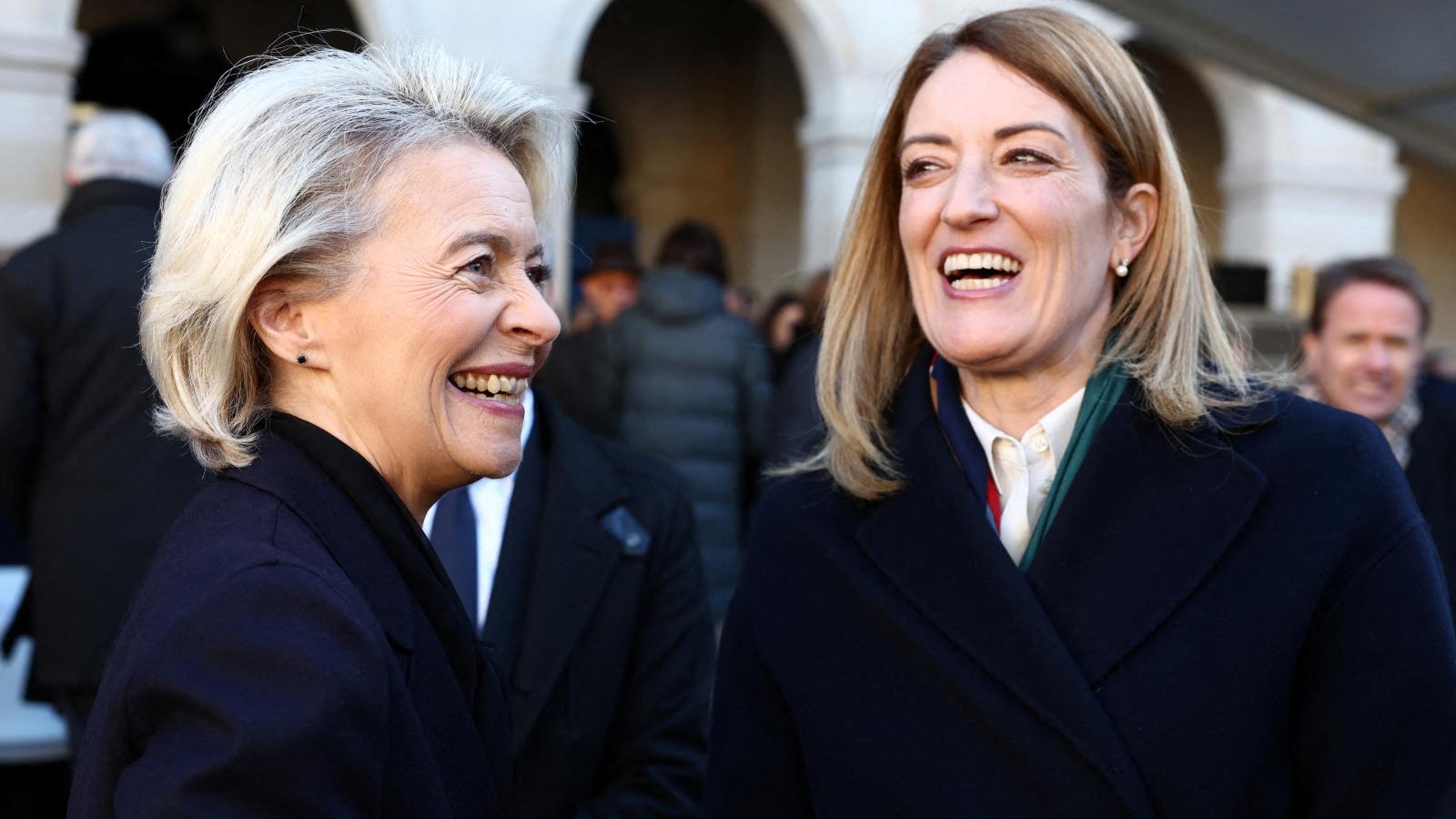 Ursula von der Leyen bizottsági és Roberta Metsola parlamenti elnök