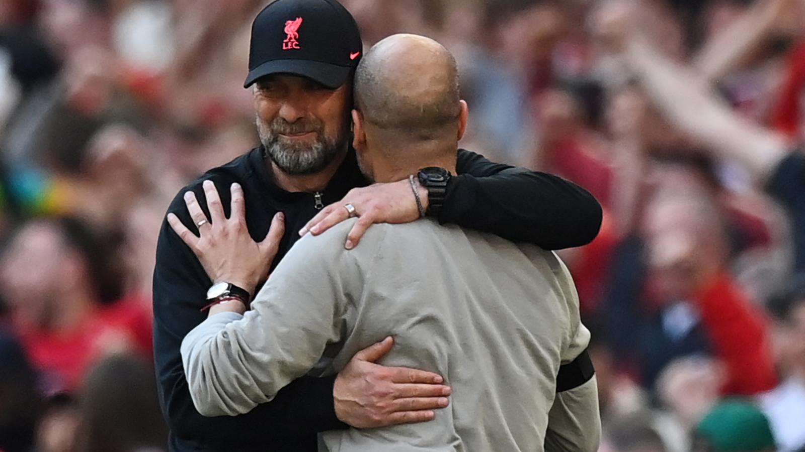 A végéhez közeledik Angliában Klopp (szemben) és Guardiola rivalizálása