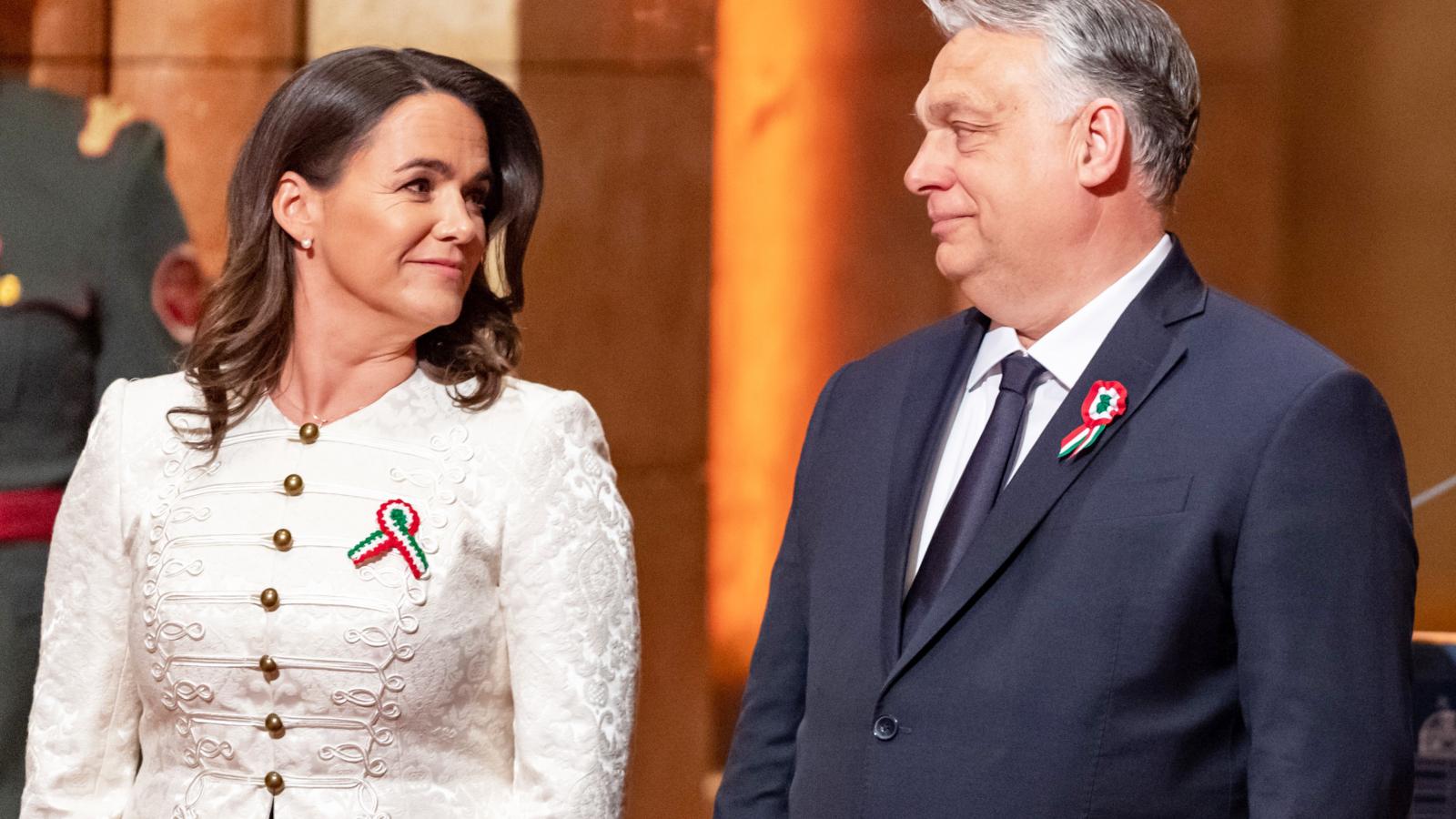 Novák Katalin és Orbán Viktor. A legtöbben azt valószínűsítik, hogy a kegyelmi döntés meghozatalára valaki utasította a korábbi államfőt