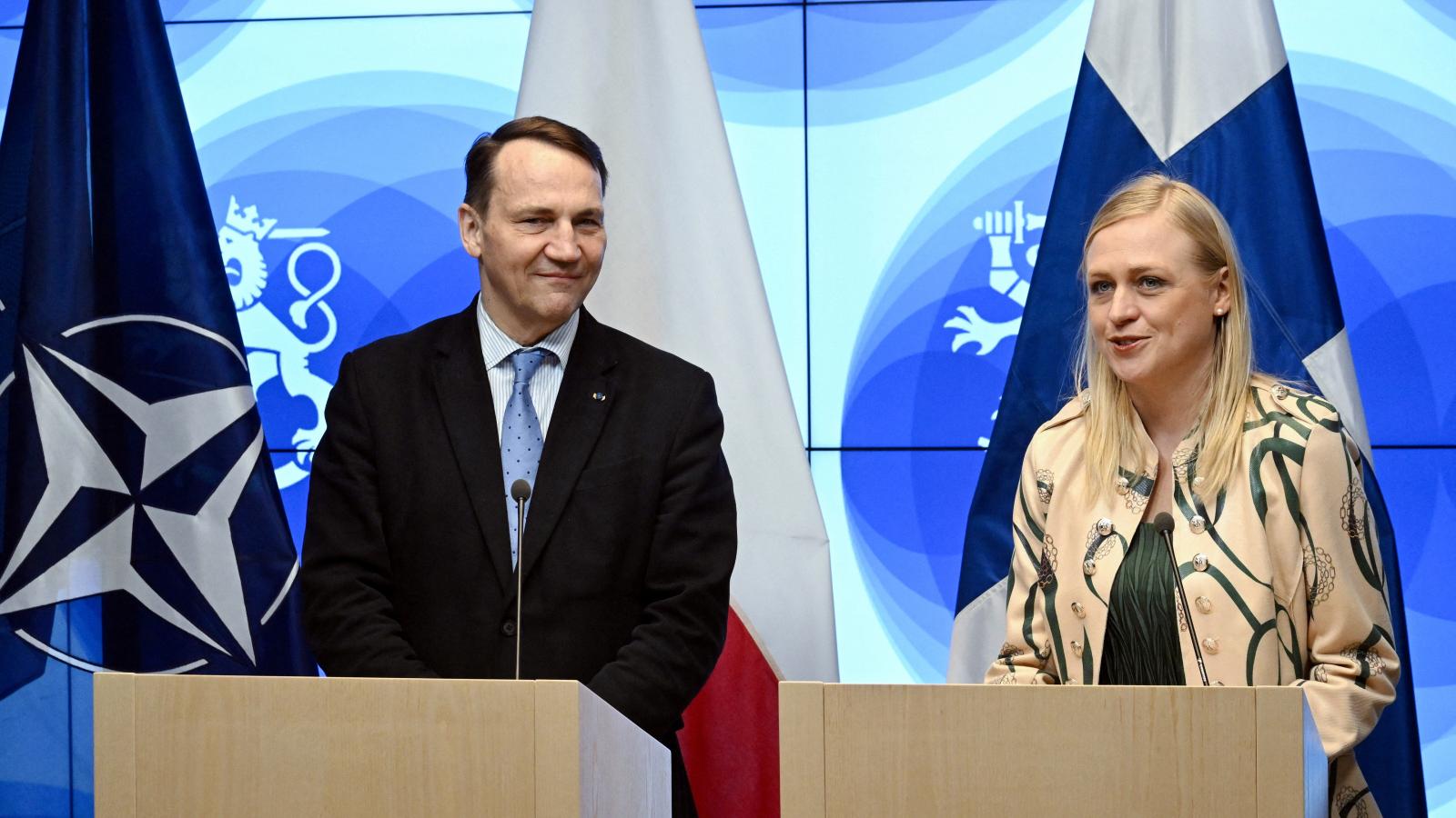 Elina Valtonen (jobbra) finn és Radoslaw Sikorski lengyel külügyminiszter két nappal ezelőtt Helsinkiben találkozott