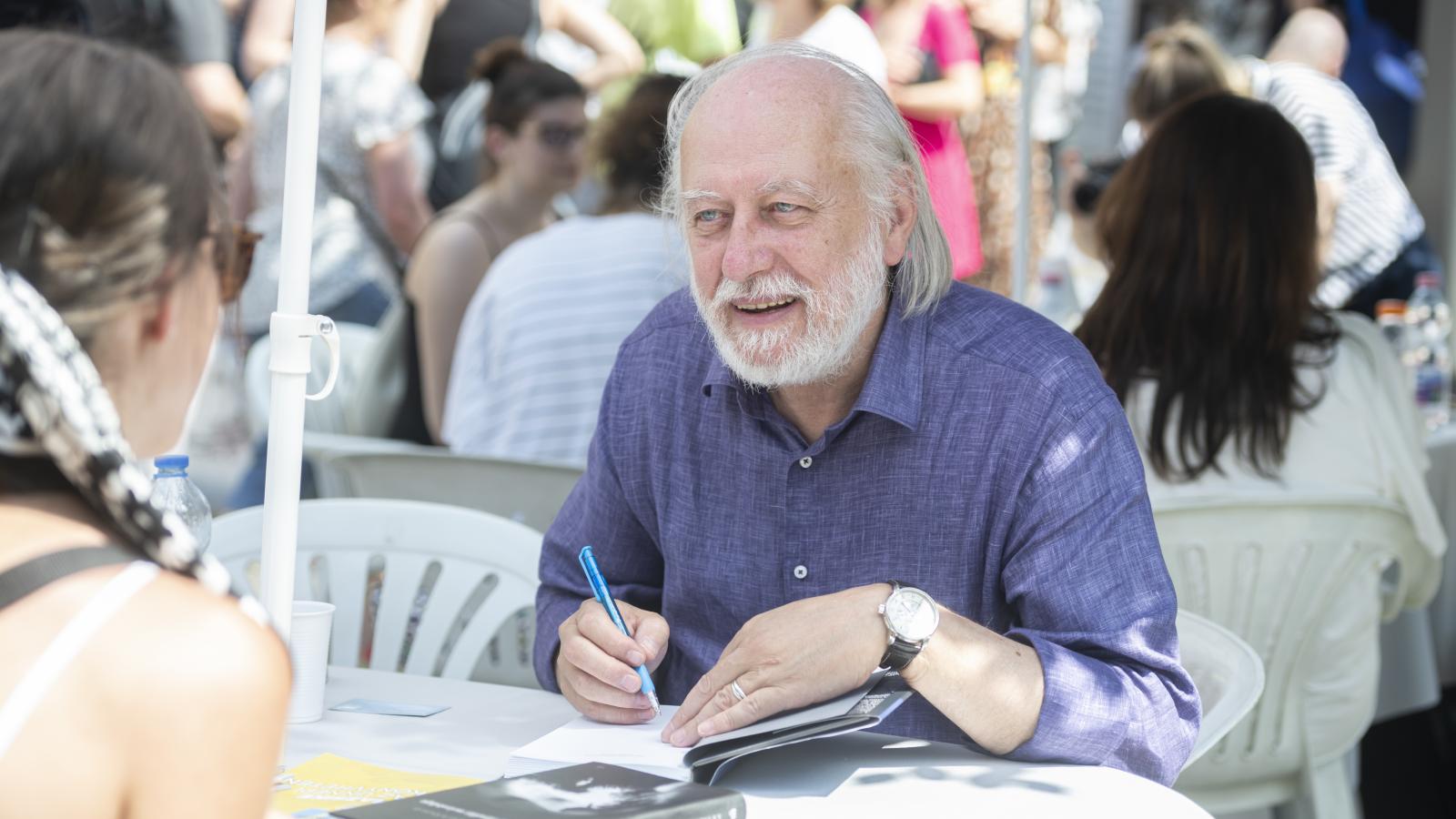 Krasznahorkai László 2022. június 11-én a Könyvhéten dedikál