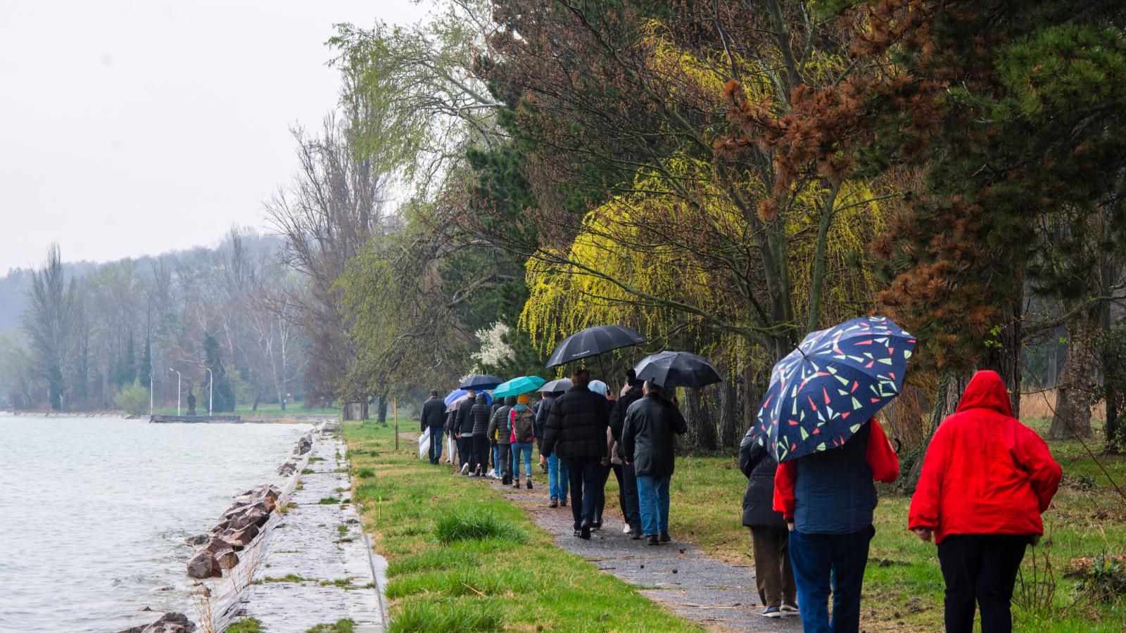 A helyi civilszervezet tagjai figyelemfelhívó sétát is tartottak