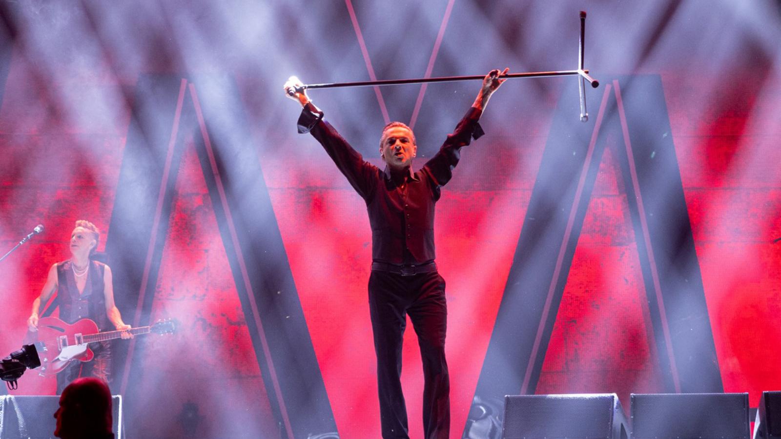 Dave Gahan zenésztársai­val mindent megtett a hangulat érdekében