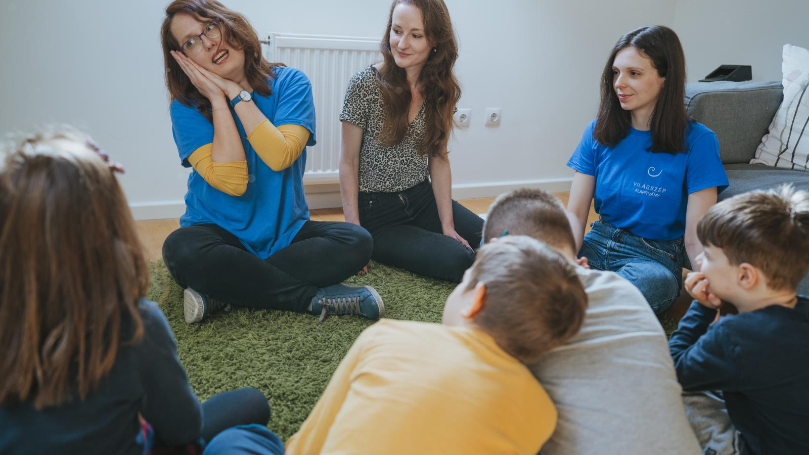 A program különlegessége, hogy nem könyvekből olvassák fel a meséket, hanem mindenki a saját szavaival, a saját stílusában (képünkön balra Zalka Csenge)