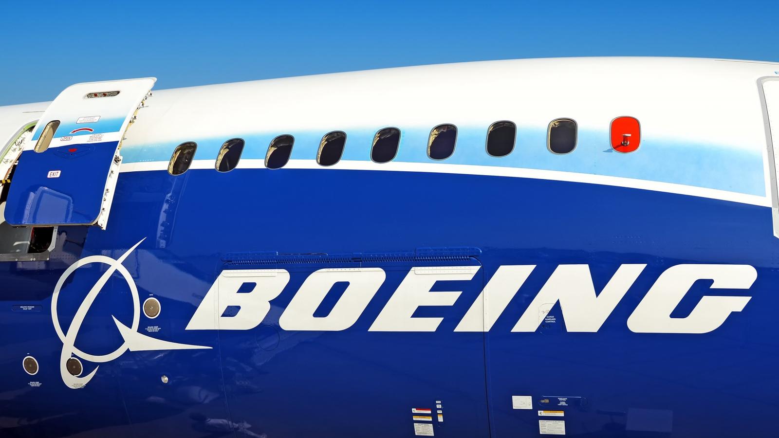 A Boeingnek mostanában nincs jó híre, felerősödtek a céggel szembeni kritikus hangok, miután januárban egy vadonatúj Boeing 737 Max gépen felszállás után levált az egyik, vészkijáratként is szolgáló oldalpanel