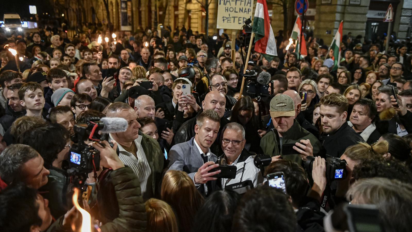 Magyar Péter több tízezer embert tudott utcára vinni, a szombatra hirdetett tüntetésén kiderülhet, hogy tovább bővült-e támogatói köre