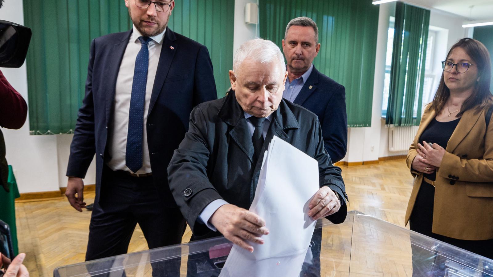 Jaroslaw Kaczynski, a PiS vezetője Varsóban szavazott