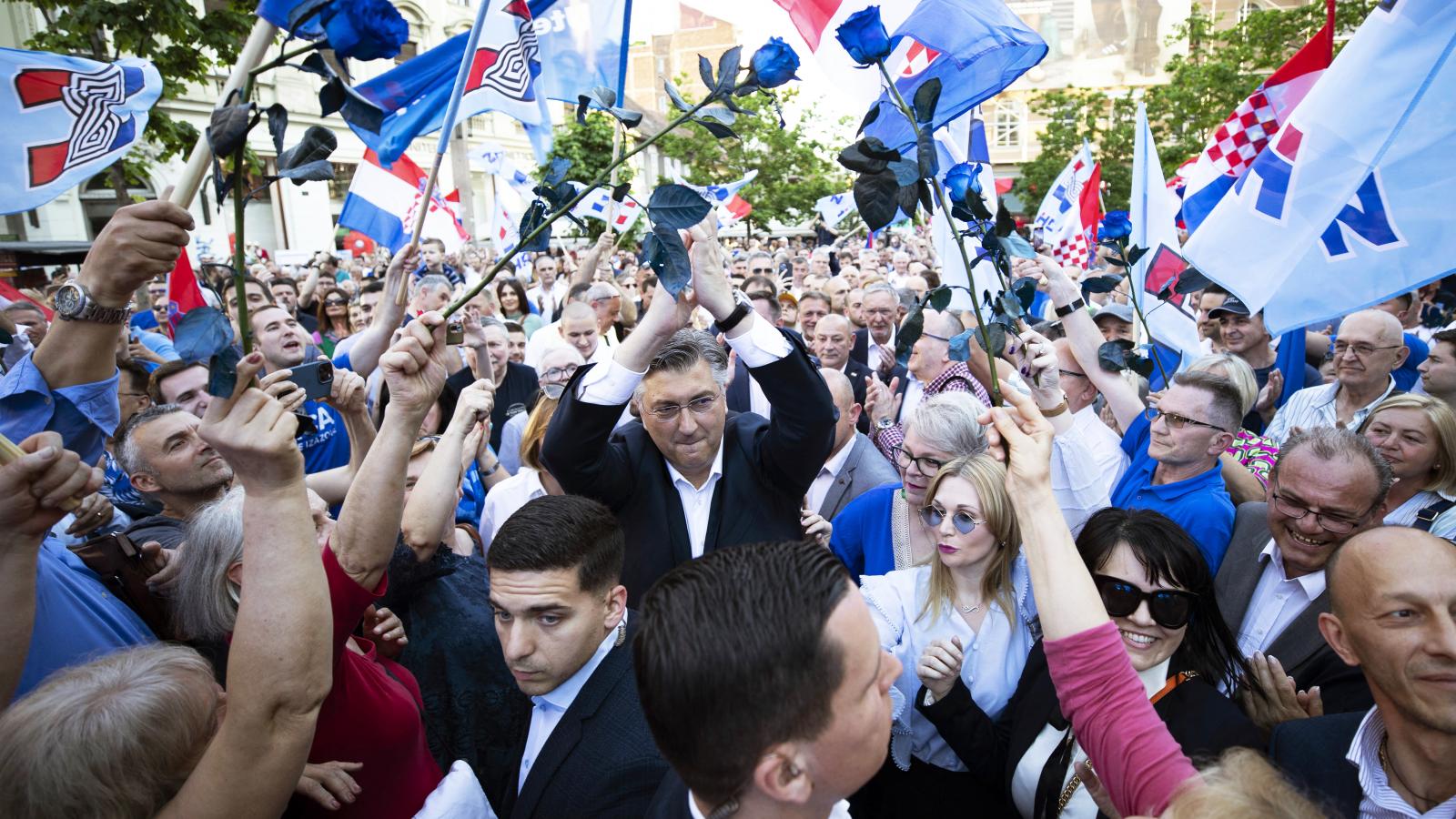 Andrej Plenkovic miniszterelnök támogatói körében a kampányban