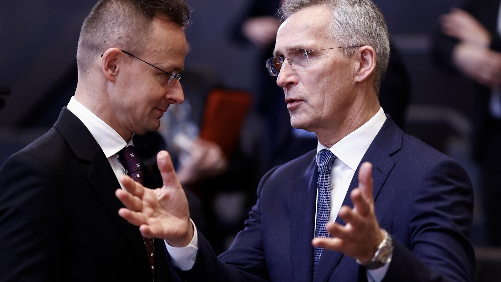 Szijjártó Péter magyar külügyminiszter és Jens Stoltenberg NATO-főtitkár