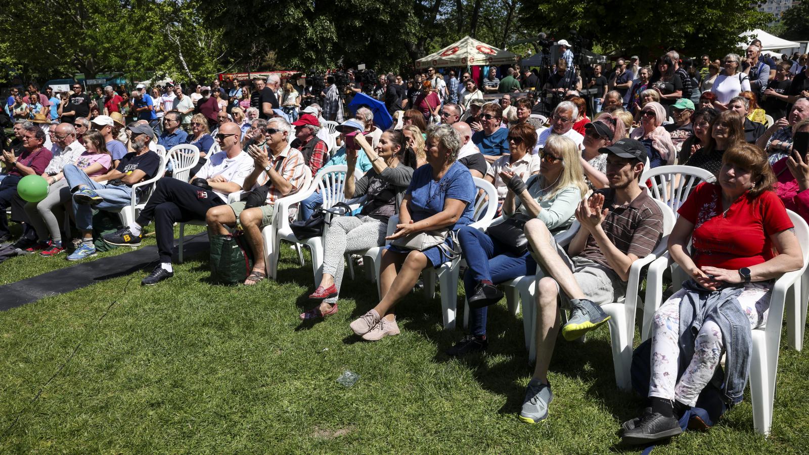 Résztvevők a Mi Hazánk Mozgalom majálisán.