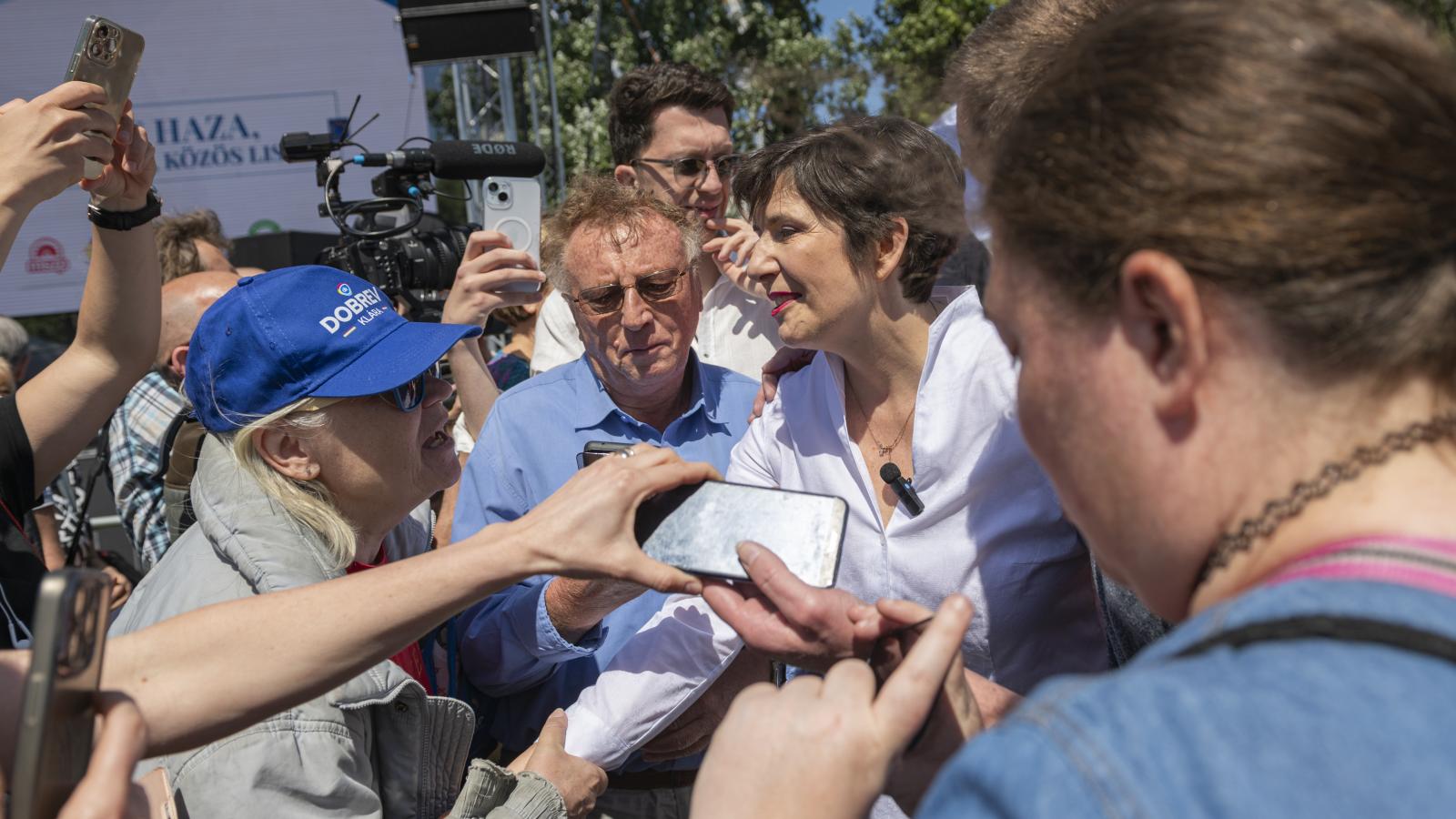 Dobrev Klára támogatói gyűrűjében