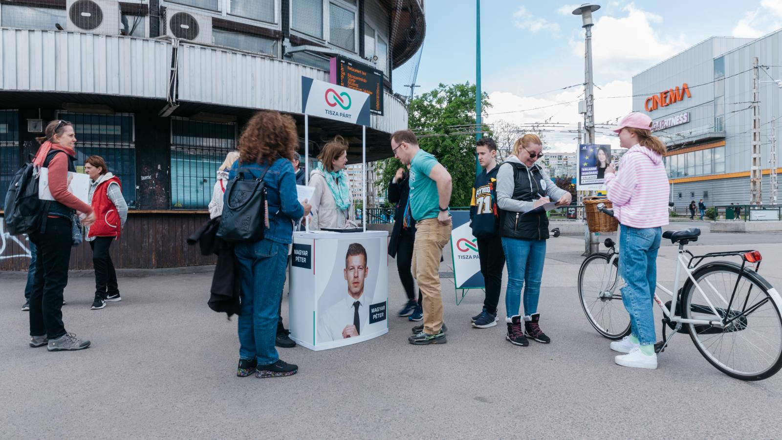 A Tisza Párt 2024-es kampánypultja a zuglói Örs vezér terén