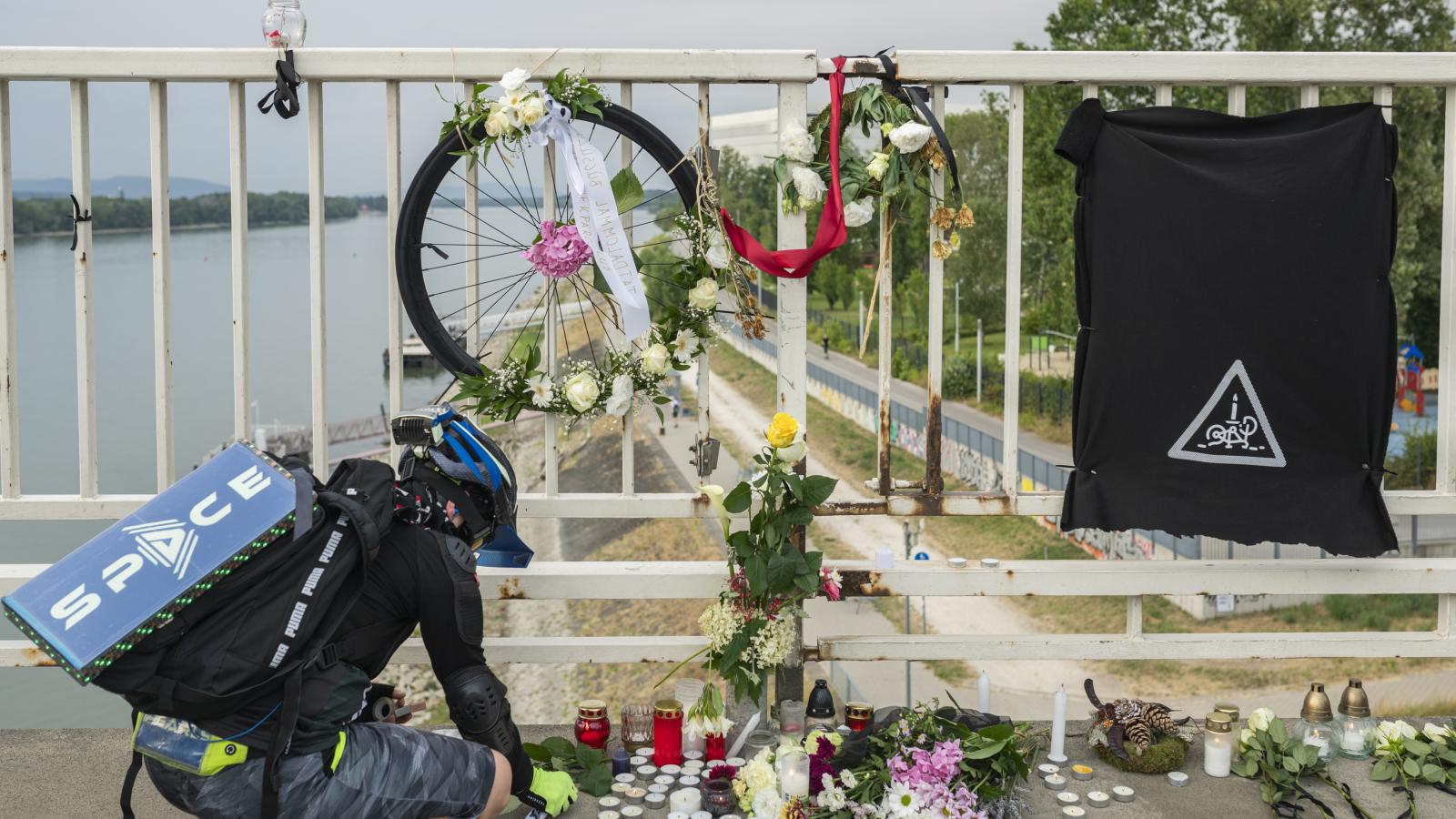 Egy spontán kialakult verseny következtében halt meg júliusban egy kerékpáros az Árpád hídon.