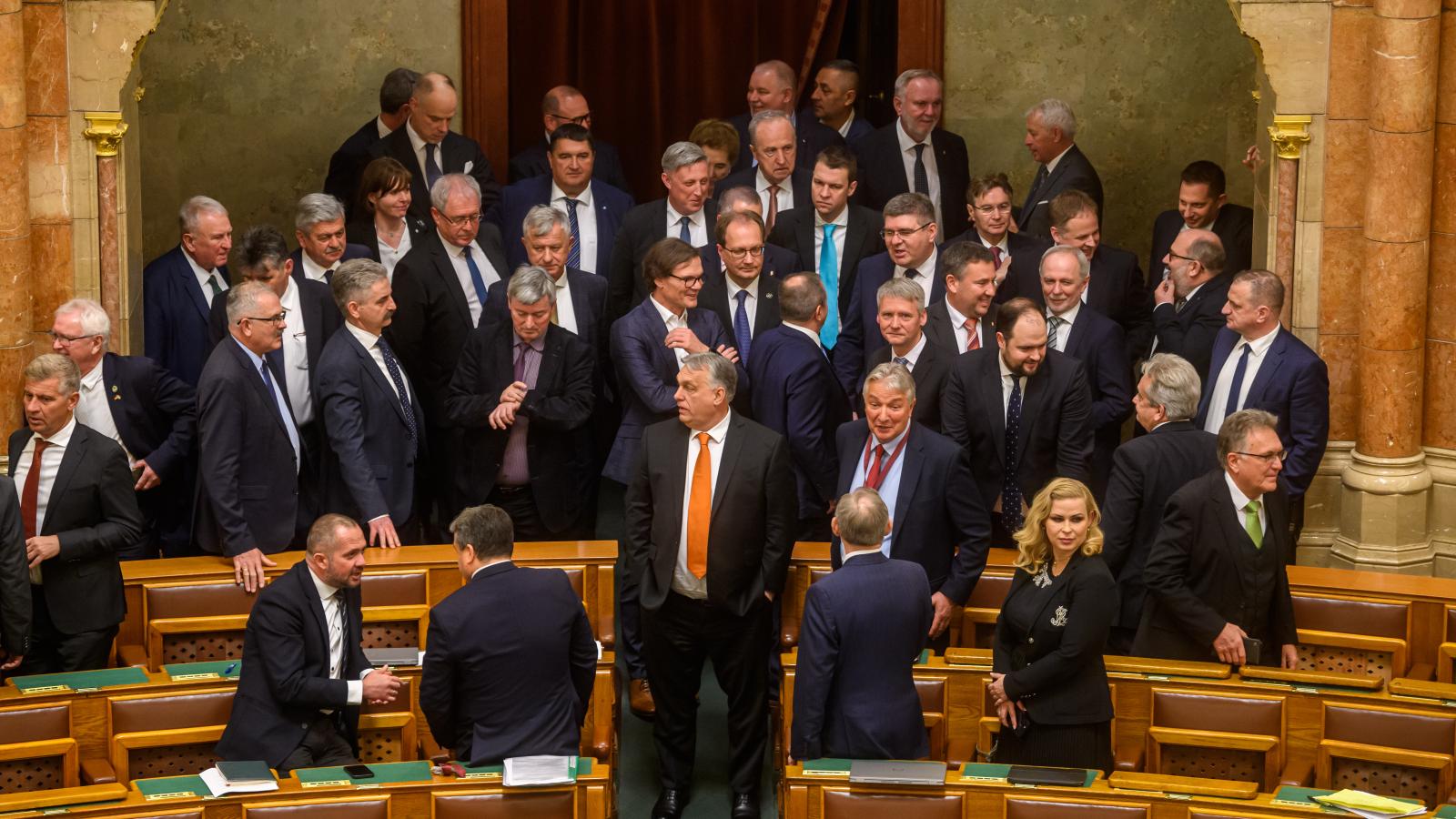 Orbán Viktor a Parlamentben. A hatalomnak mindenekelőtt a miniszterelnök pozíciójának megmentése volt a célja, és az ellenzék éppen e cél eléréséhez szolgáltatott segítséget