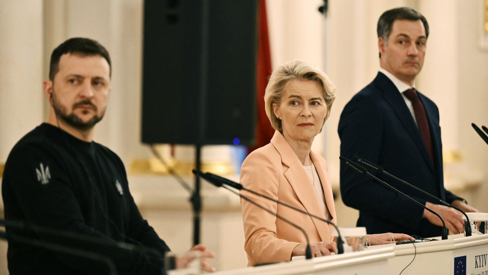 Volodimir Zelenszkij ukrán elnök, Ursula von der Leyen, az Európai Bizottság elnöke és Alexander De Croo belga kormányfő 2024. február 24-én Kijevben