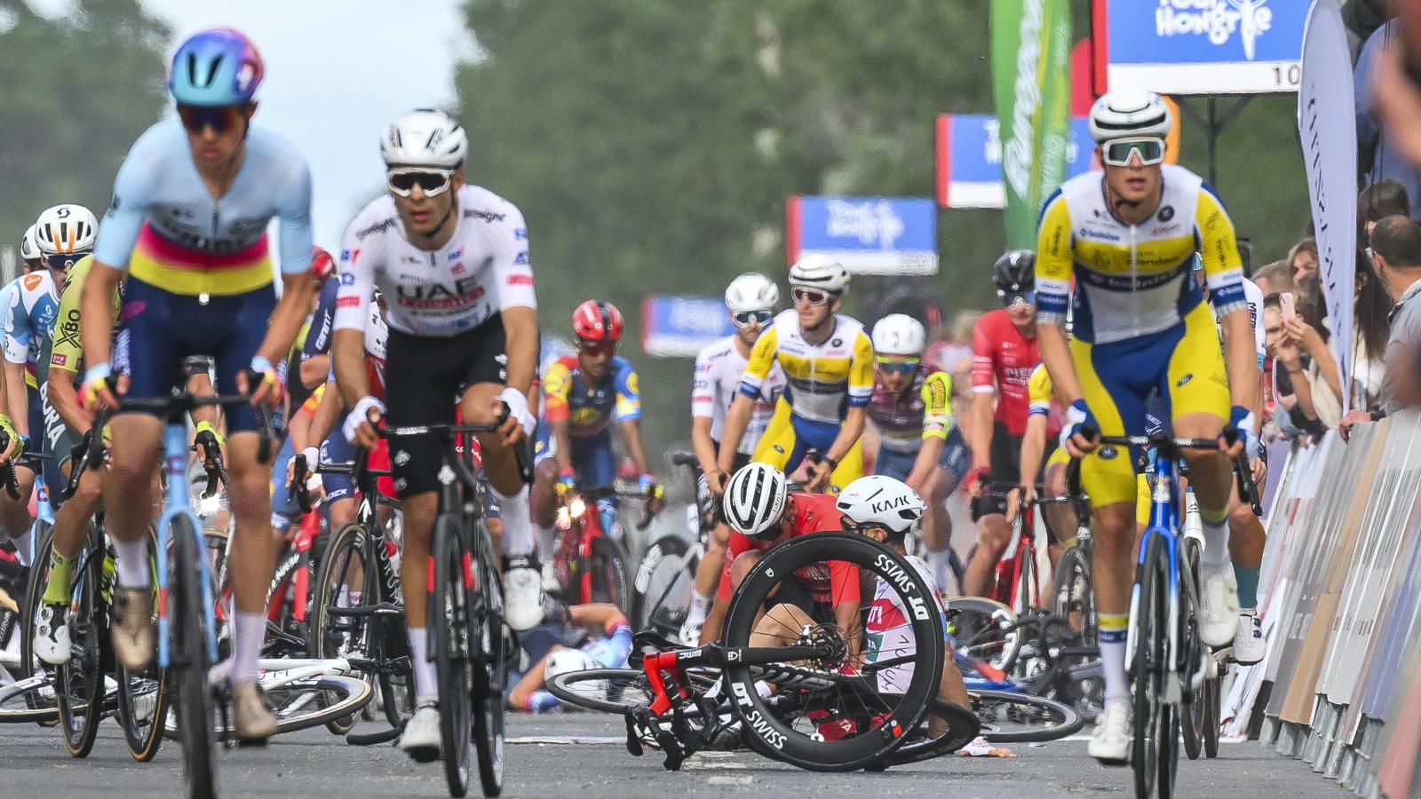 Jókora bukás is tarkította a magyar körverseny első szakaszát, még Peter Sagan is földre került