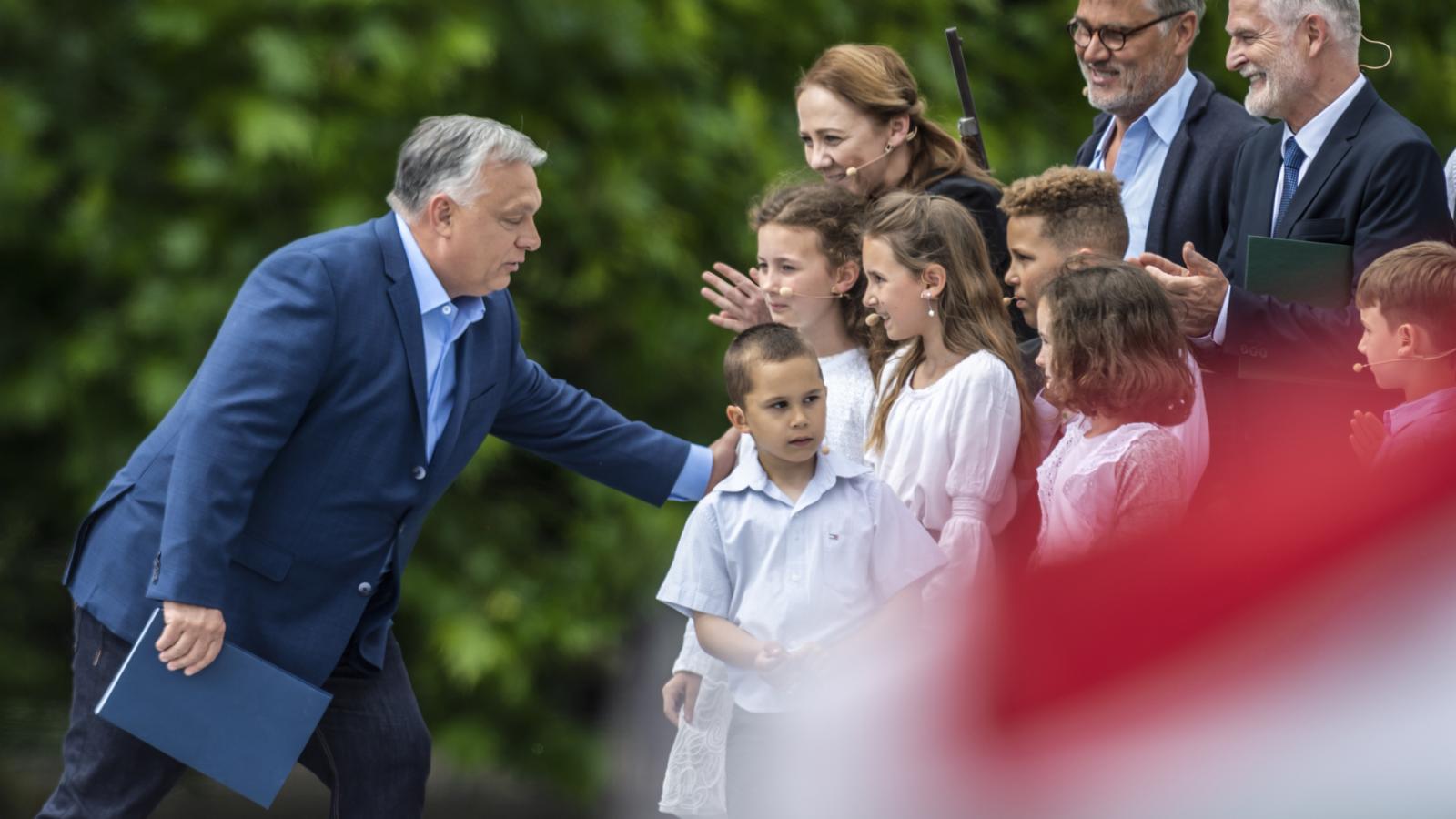 Orbán gyerekekkel a margitszigeti háborús színpadon