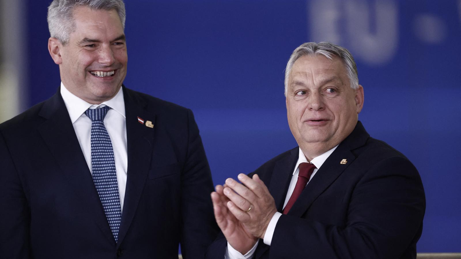 Karl Nehammer osztrák kancellár Orbán Viktorral Brüsszelben 2023. december 10-én