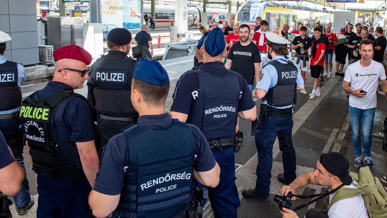 Német és magyar rendőrök is folyamatosan felügyelték a magyar szurkolókat Stuttgartban június 19-én