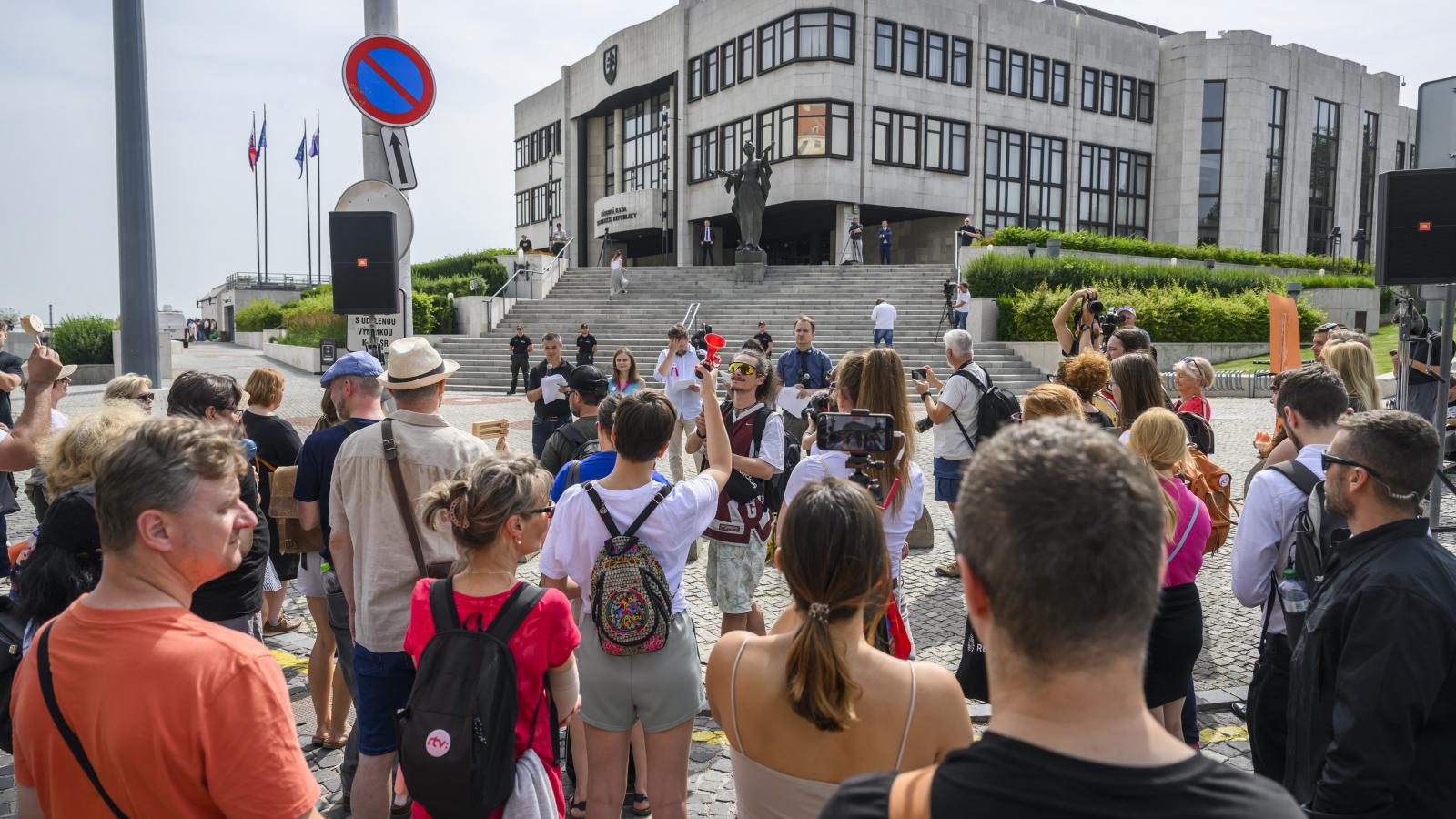 Tüntetés az új „engedelmes” médiatörvény elfogadása ellen