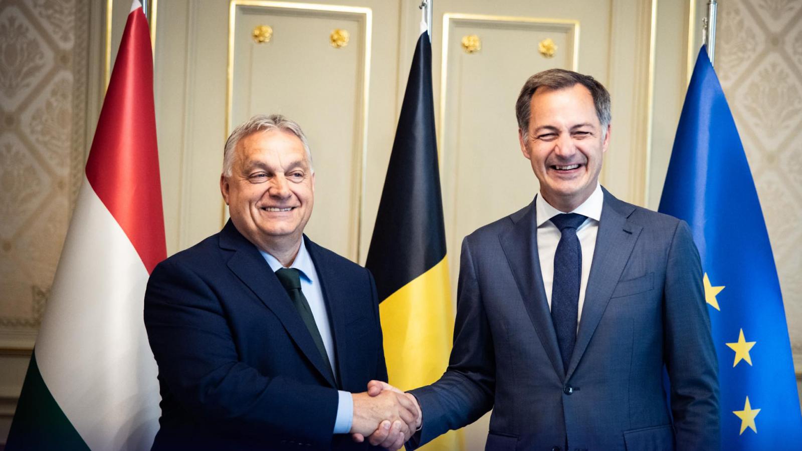 Orbán Viktor miniszterelnök Magyarország nevében átvette az Európai Unió soros elnökségét a Belgiumot képviselő Alexander de Croo belga miniszterelnöktől 