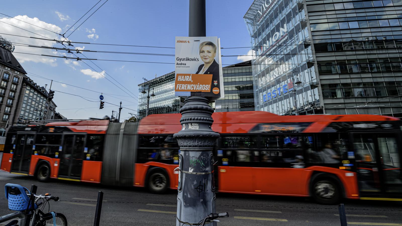 Életkép tegnap a Kálvin téren. Nem mindenhol végeztek a takarítással 