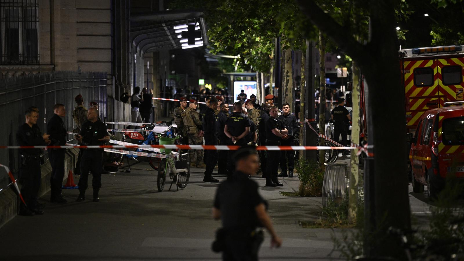 Tűzoltók és katonák Párizsban, a Gare de l`Est pályaudvar előtt