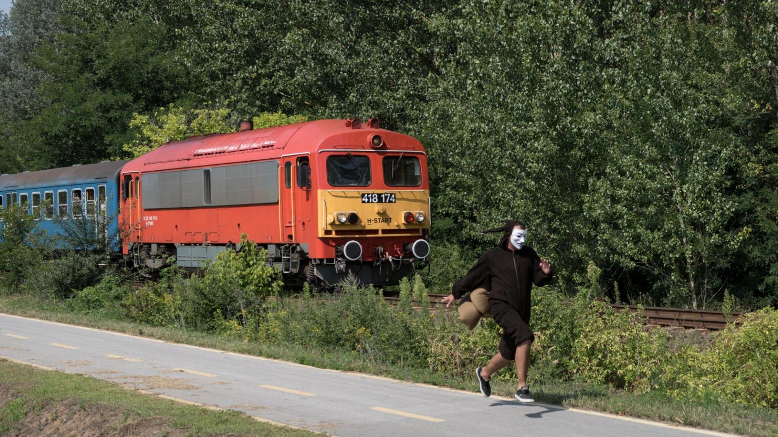 Csigajelmezben futott le egy szerelvényt a vonatok nevetséges tempója ellen tiltakozók egy tagja 2018-ban