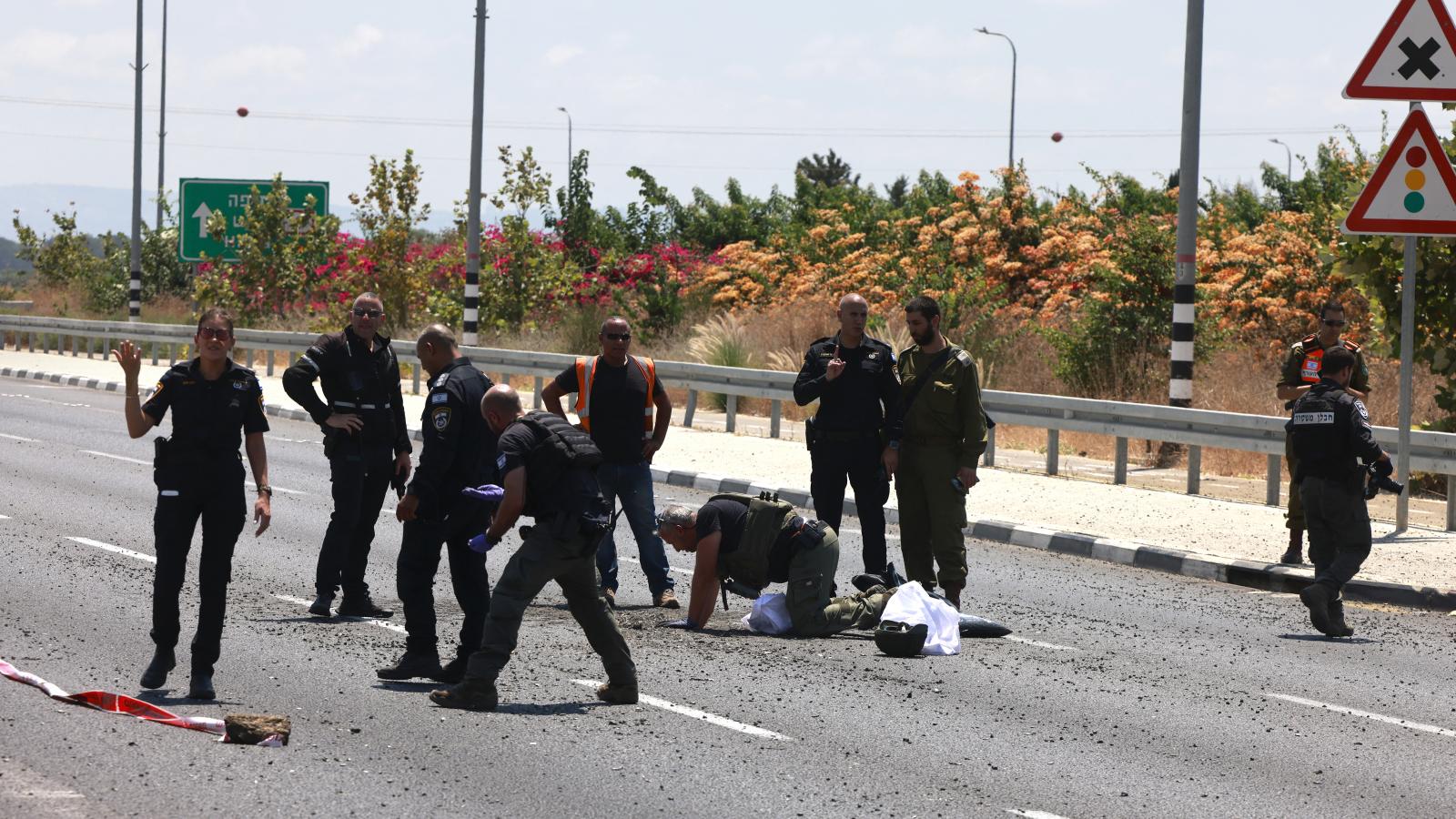 Helyszínel az izraeli rendőrség  Nahariya közelében a Hezbollah dróntámadása után augusztus 6-án 