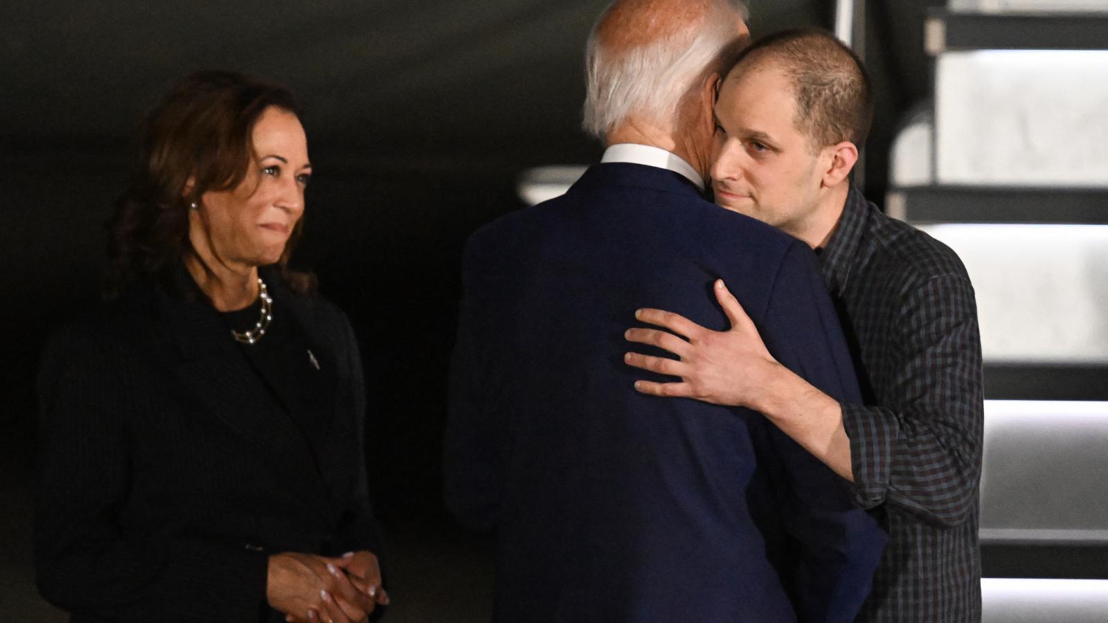 Joe Biden amerikai elnök és Kamala Harris alelnök komoly szerepet játszott a történelmi fogolycsereügylet tető alá hozásában