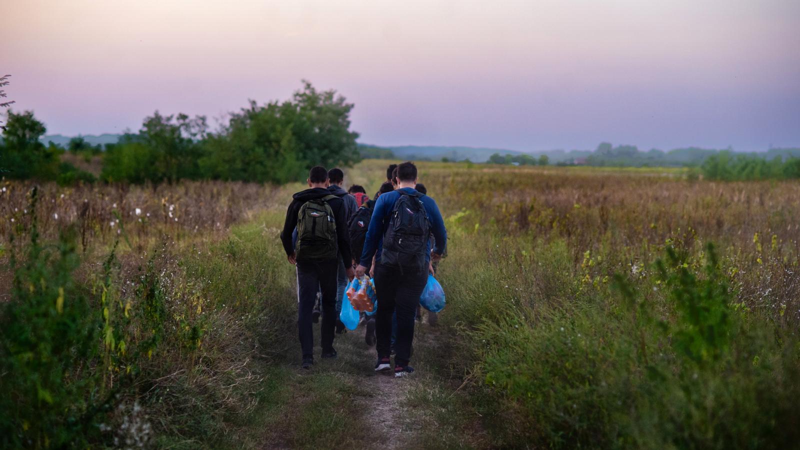 Menekültek a déli határnál. Egyedül nem tudnak átjutni a kerítésen, vissza nem mennek, így a legtöbben embercsempészeknél kötnek ki