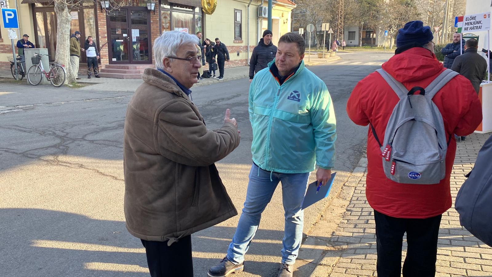 Leel-Őssy Gábor a DK színeiben egy korábbi kampányrendezvényen 