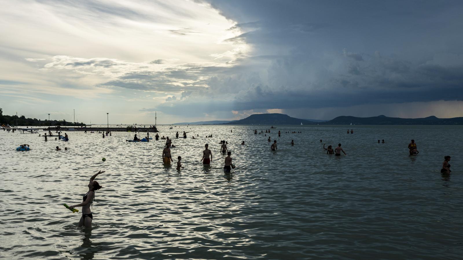 Sok az álhír és a lejárató cikk a Balatonról, ami érthetetlen