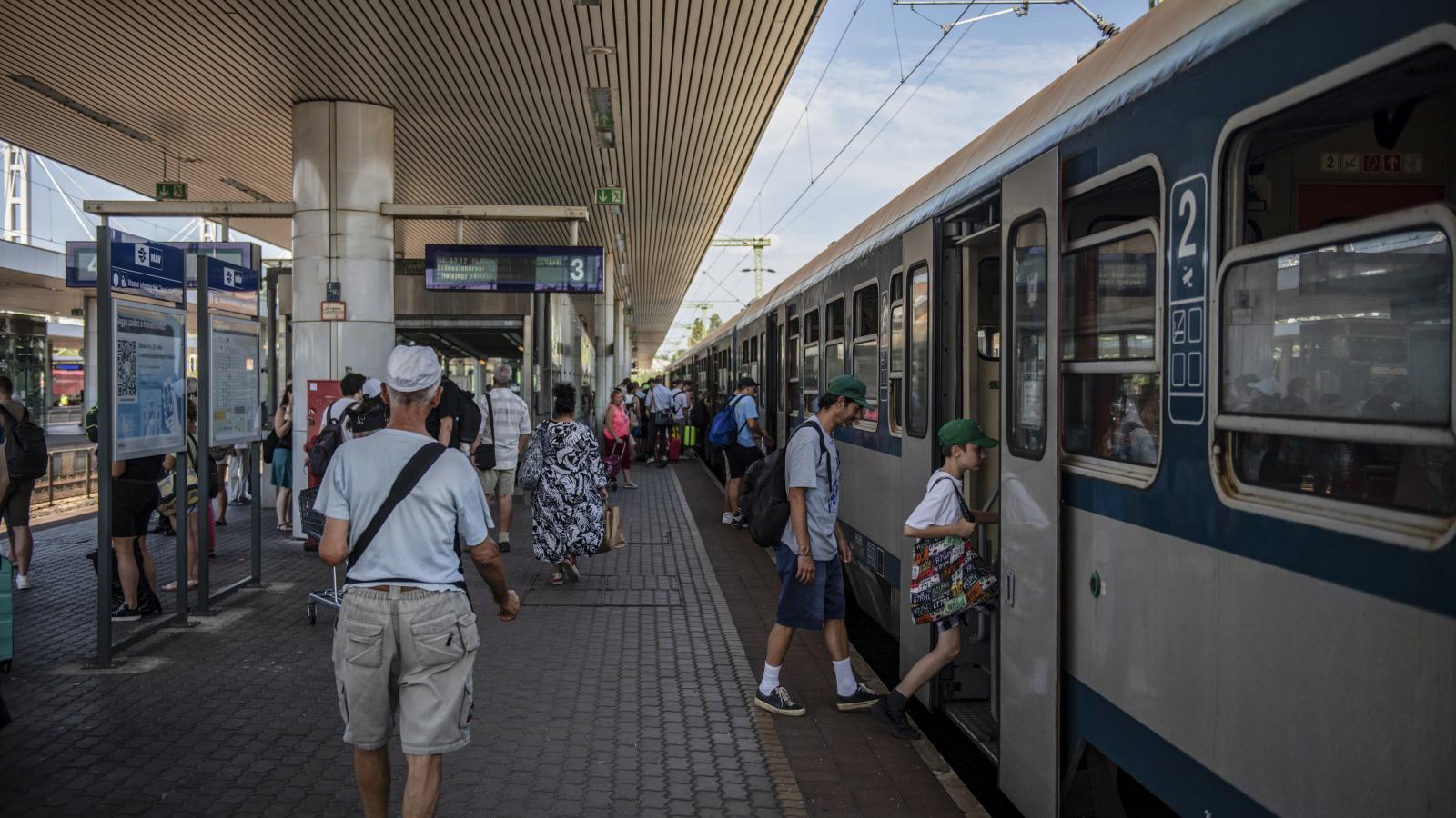 Mindennapos volt a tumultus a balatoni vonalon. A késés már szakmai bravúr volt, mert azt jelentette, legalább elindult a vonat