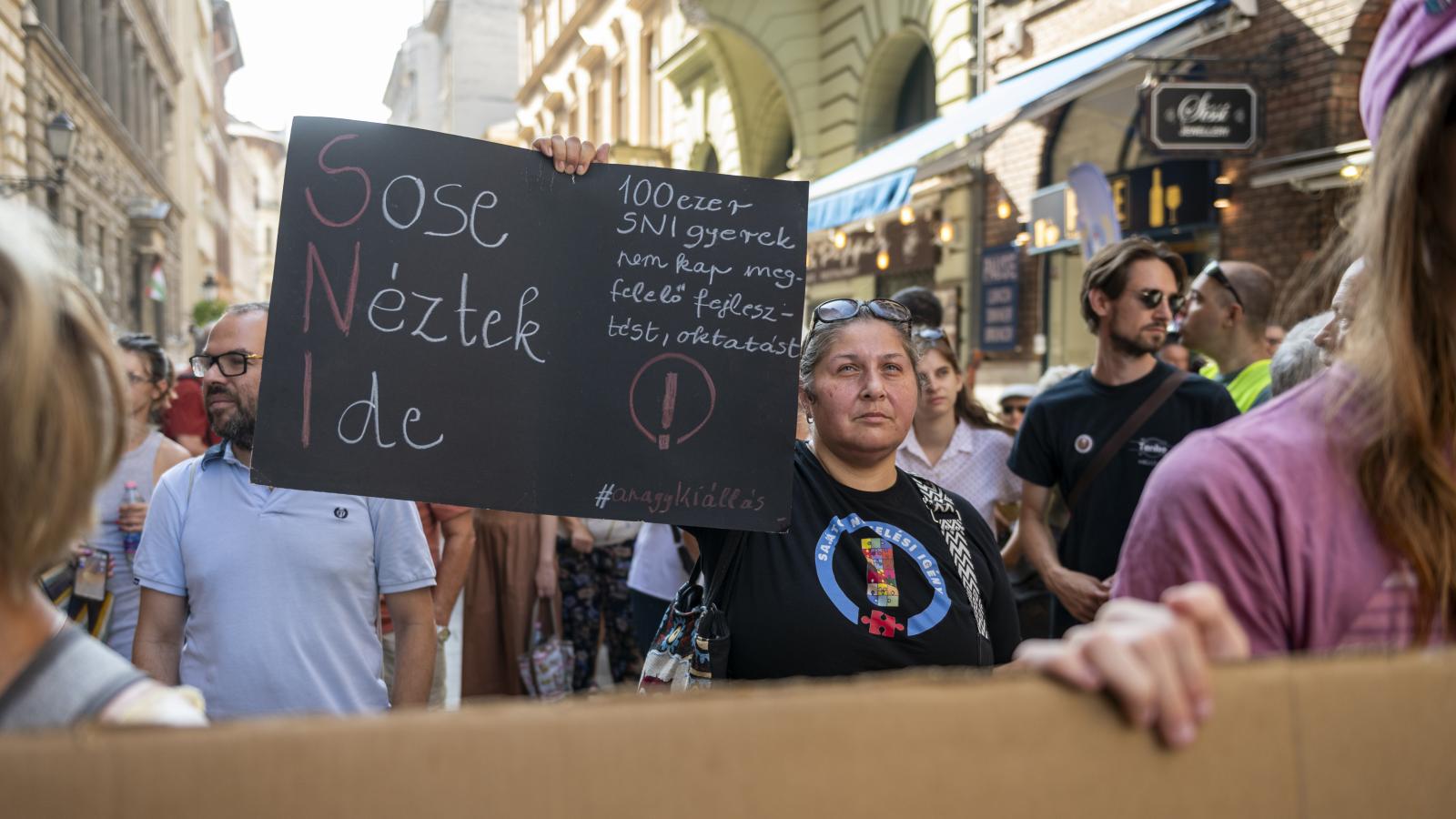 Több mulasztás ahhoz kapcsolódik, hogy az érintett intézményekben javarészt halmozottan hátrányos helyzetű, SNI-s diákok tanultak