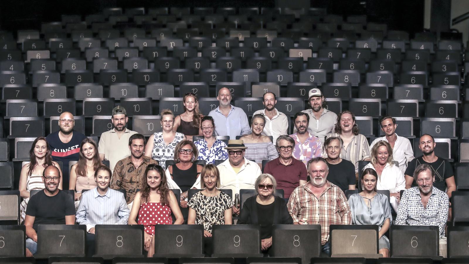 Az Örkény Színház társulata a teátrum nézőterén