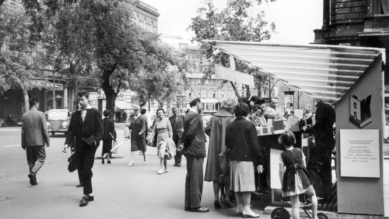 Az ötvenes évek vége felé a szerző édesanyja egy számára is megfelelő, jó munkát talált. Az egykori Állami Könyvterjesztő Vállalat standja a fővárosi Liszt Ferenc téren (képünk illusztráció)