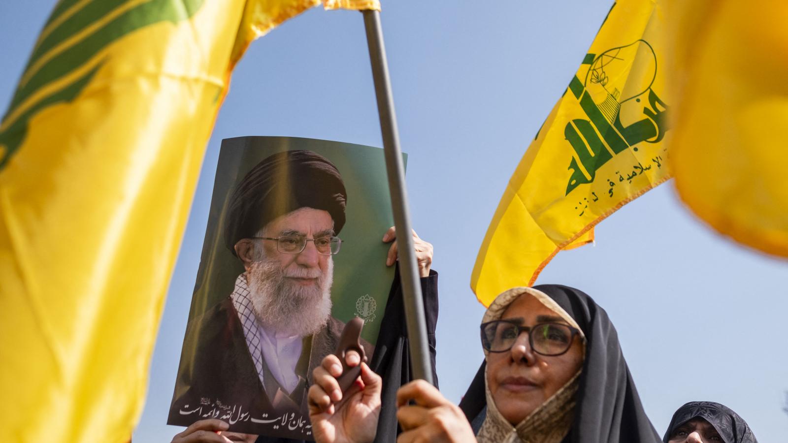 Ali Hamenei arcképe Hezbollah-zászlók között egy szeptember 27-i teheráni tüntetésen