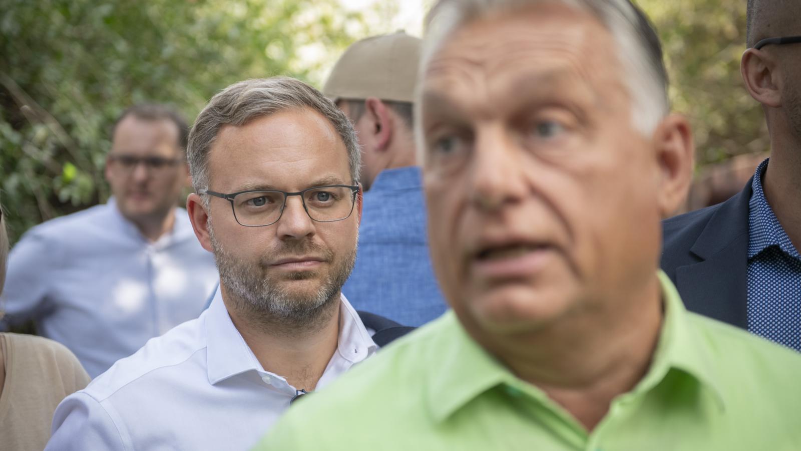 Orbán Balázs a miniszterelnök mögött a kötcsei piknik előtt szeptember 7-én 