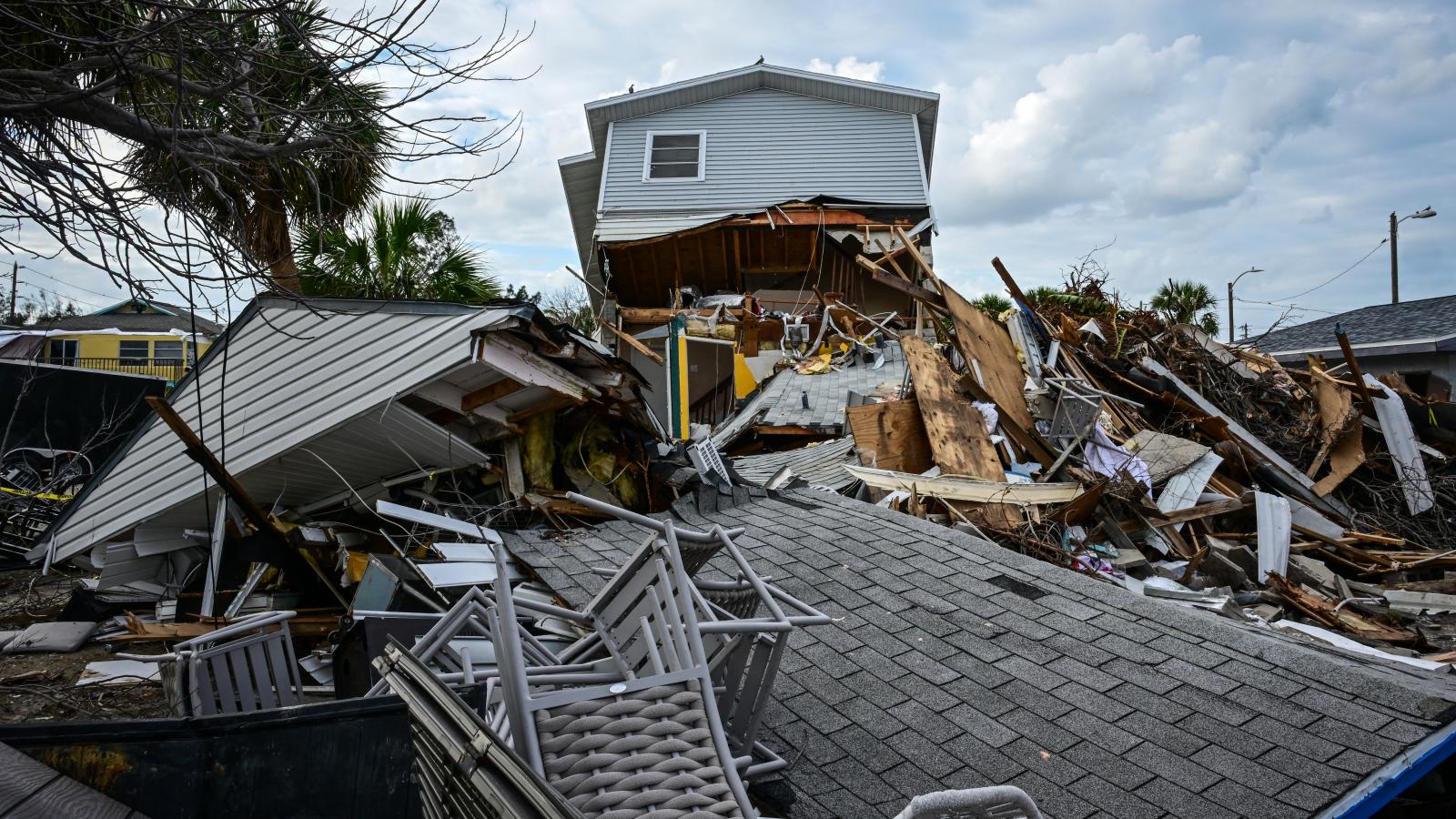 Megrongálódott lakóépület a floridai St. Pete Beach-en, miután a Milton hurrikán végigsöpört a térségen