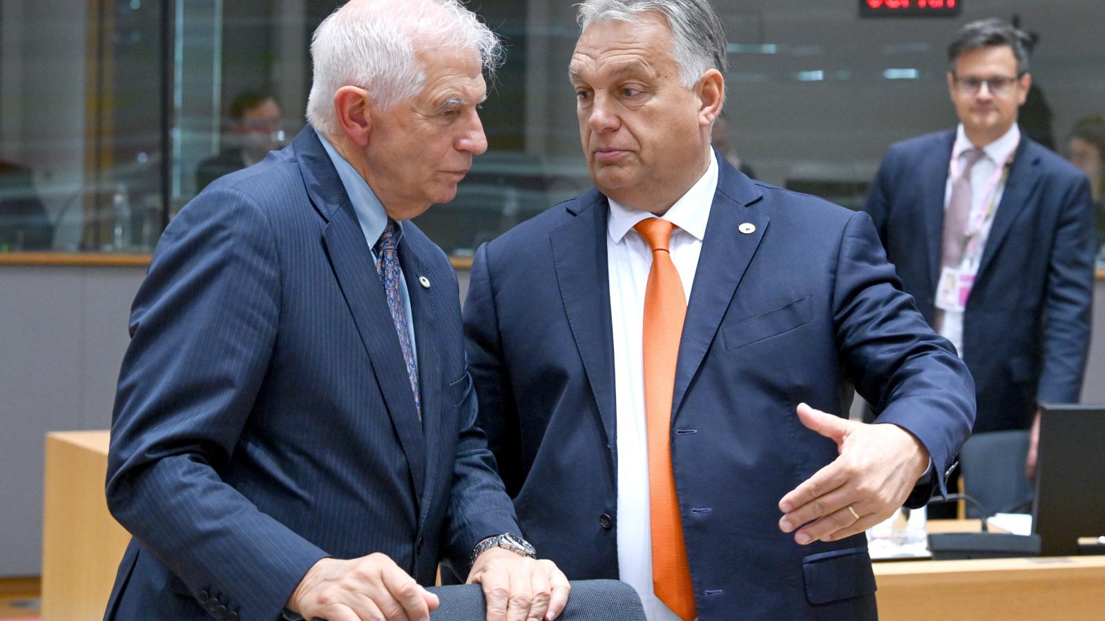 Orbán Viktor Josep Borrell EU-s kül- és biztonságpolitikai főképviselővel. Több uniós ország számára szimpatikus az az olasz megoldás, hogy a migránsokat a határaikon kívül felépített befogadóközpontokban helyezzék el