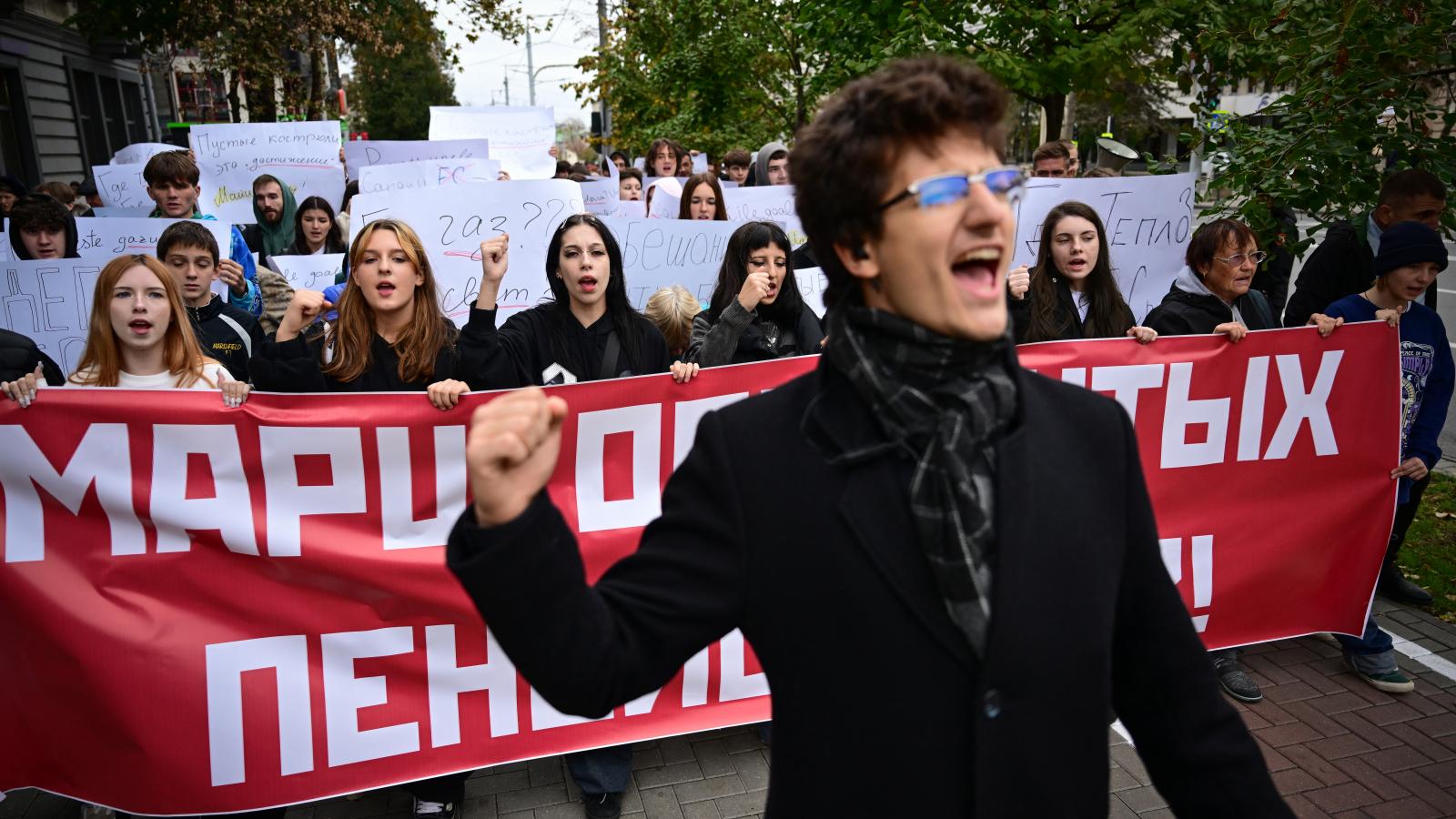 Vannak, akik tüntetnek a vasárnapi referendum célja ellen, hogy alkotmányban rögzítsék az ország uniós csatlakozását, miközben felmérések szerint 53,8 százalék támogatja a belépést