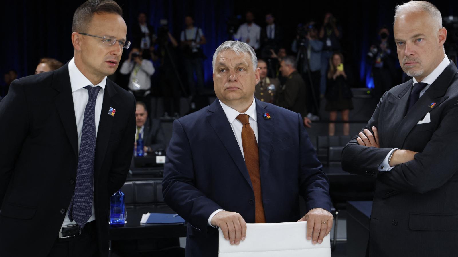 Szijjártó Péter, Orbán Viktor és Szalay-Bobrovniczy Kristóf honvédelmi miniszter 2022 június 30-án egy NATO-tanácskozáson