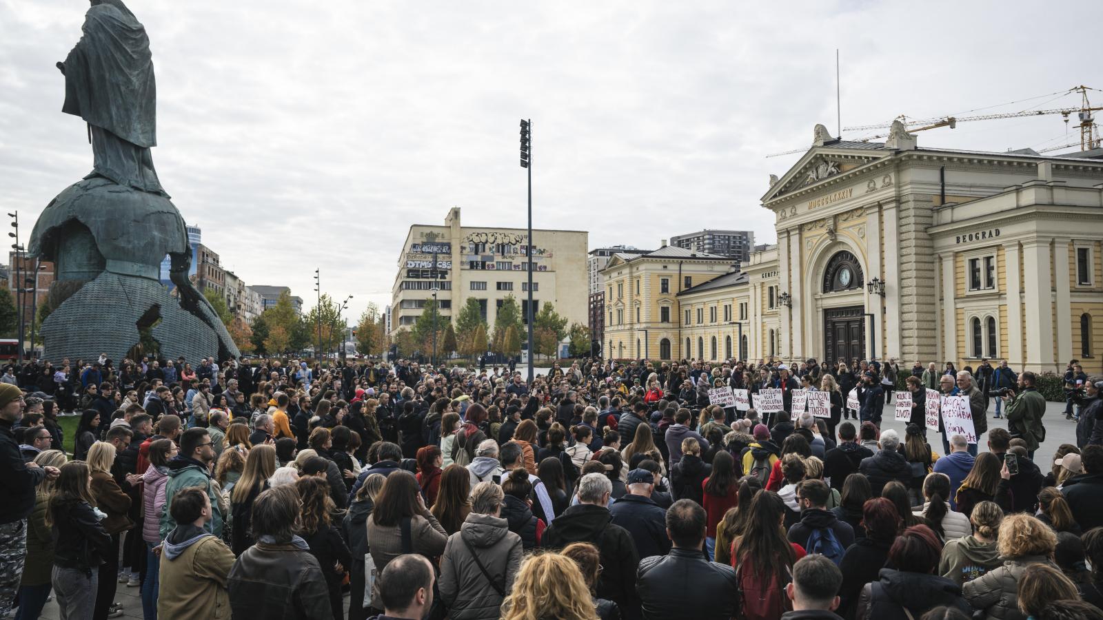 Az újvidéki tragédia felelőseinek lemondását követelő tüntetők Belgrádban.