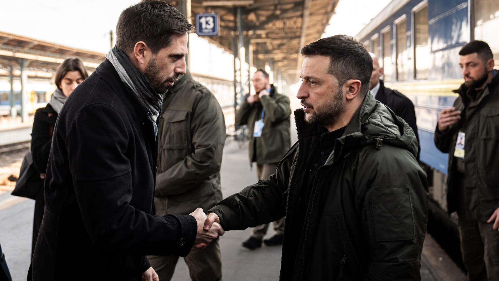 Magyar Levente, a Külgazdasági és Külügyminisztérium parlamenti államtitkára fogadja Volodimir Zelenszkijt a Keleti pályaudvaron 2024. november 7-én.